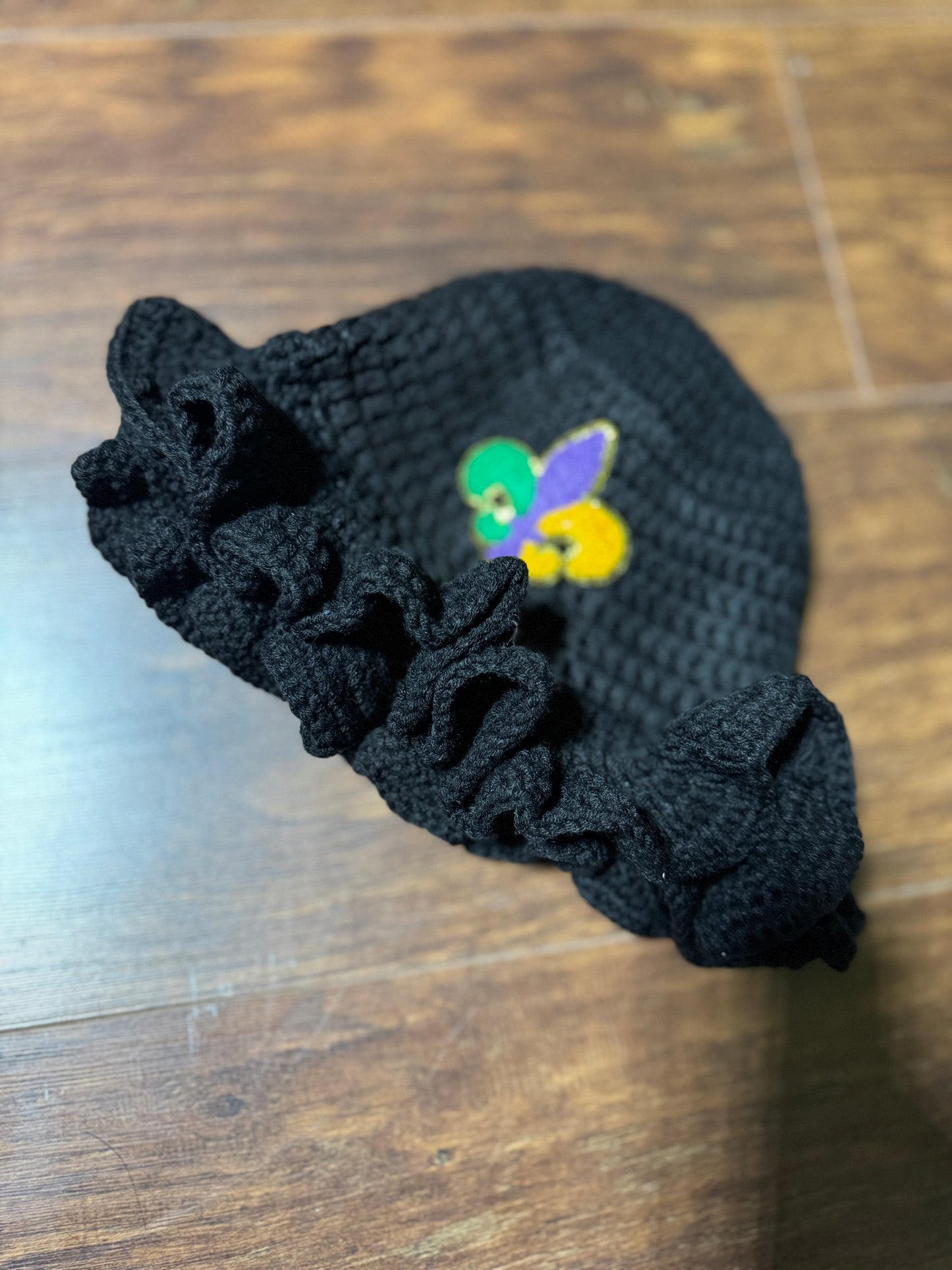 FLEUR DE LIS RUFFLED CROCHET HAT (Black)